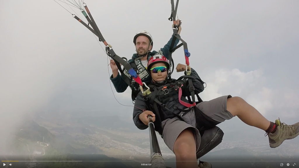 Парапланерист летает над горным пейзажем Непала